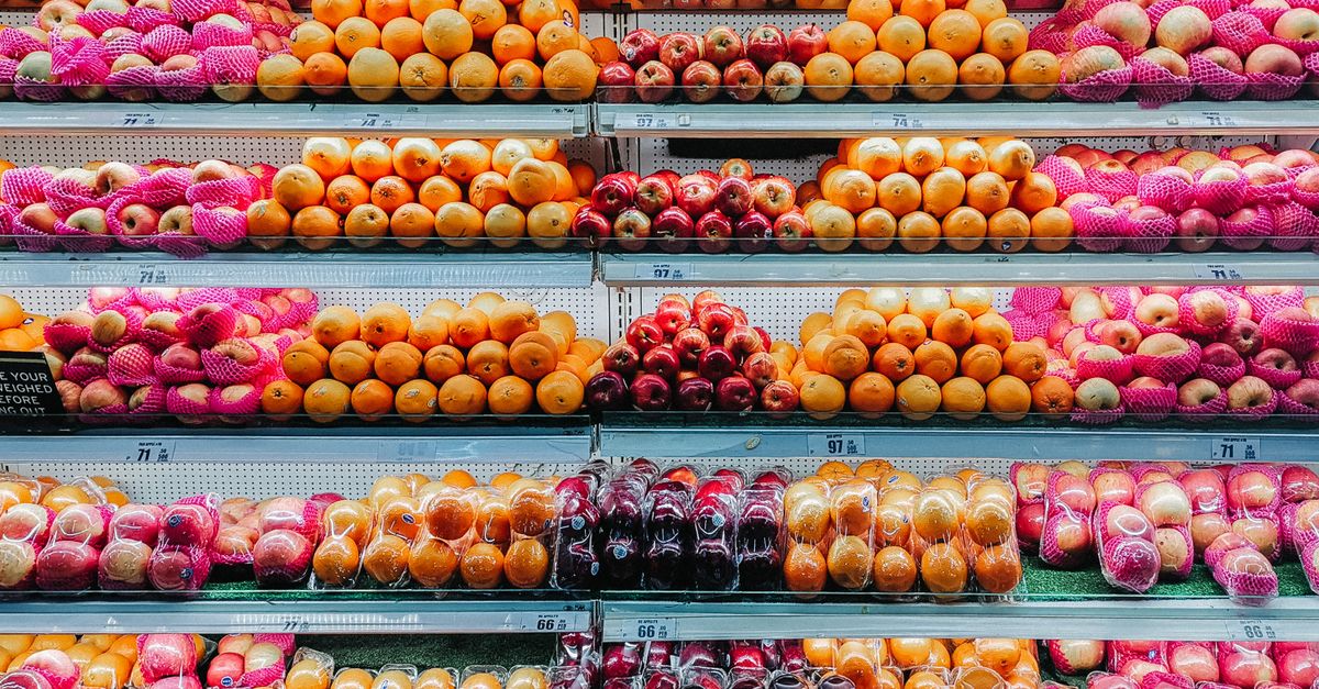 Ряды фруктов на полках продуктового магазина